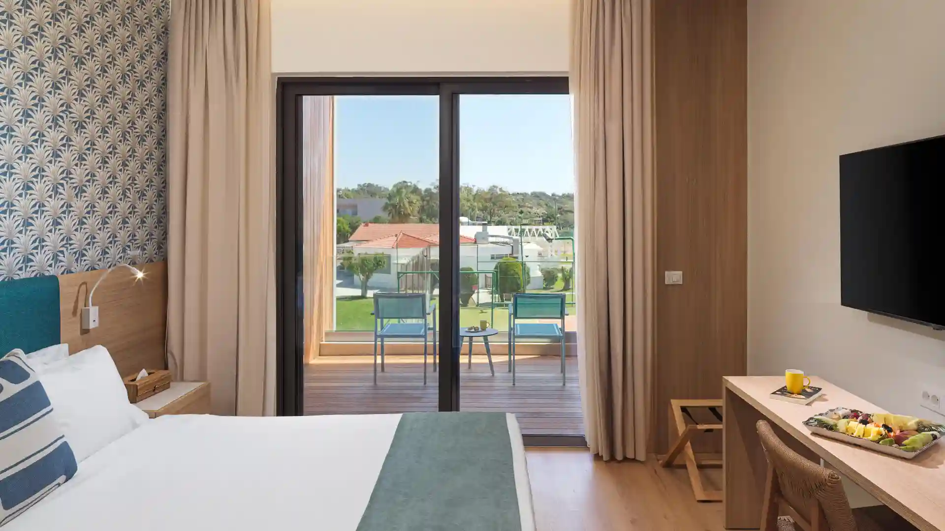 Deluxe-Familienzimmer mit Poolblick